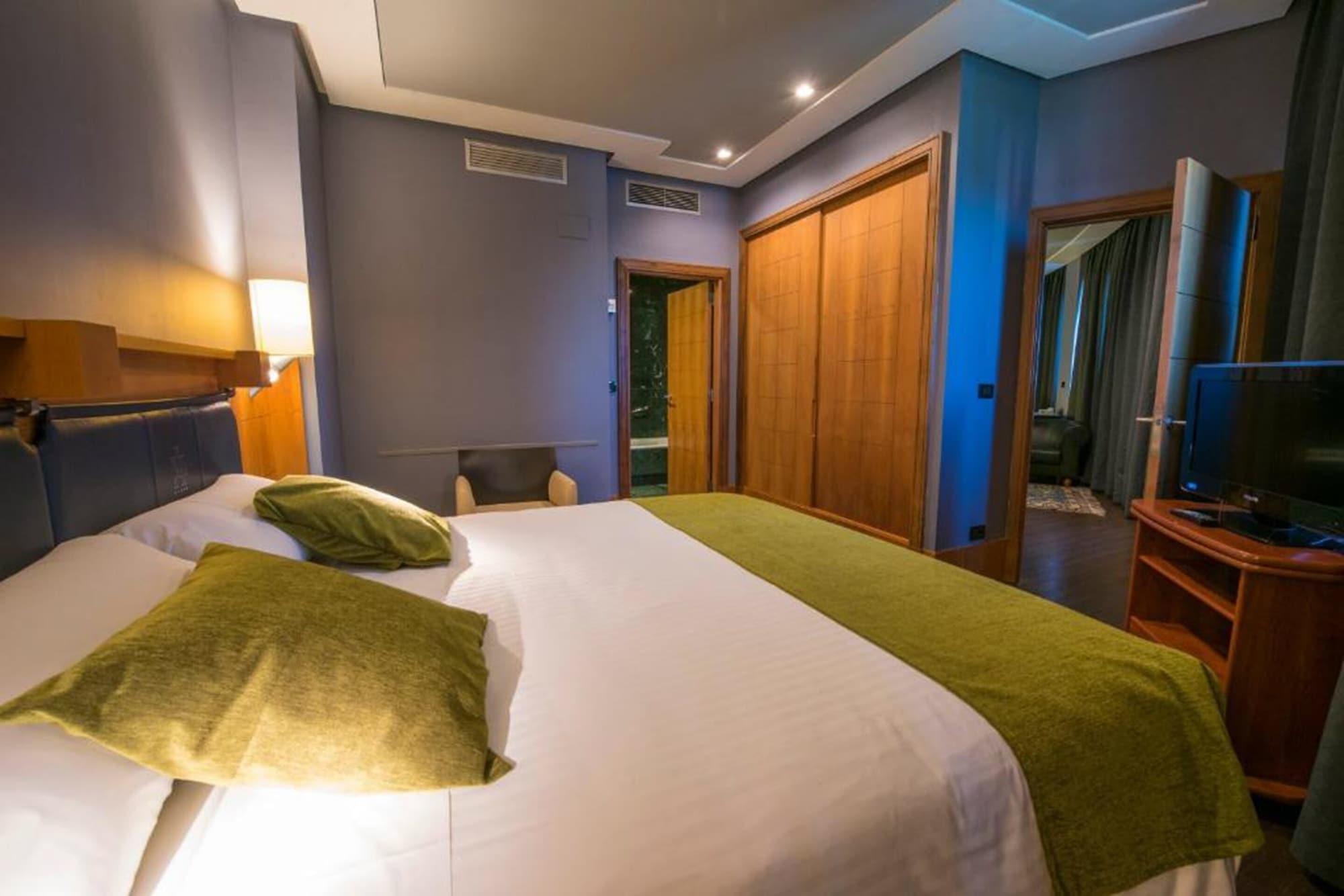 Gran Hotel Lakua Vitoria-Gasteiz Zewnętrze zdjęcie A bedroom at the hotel