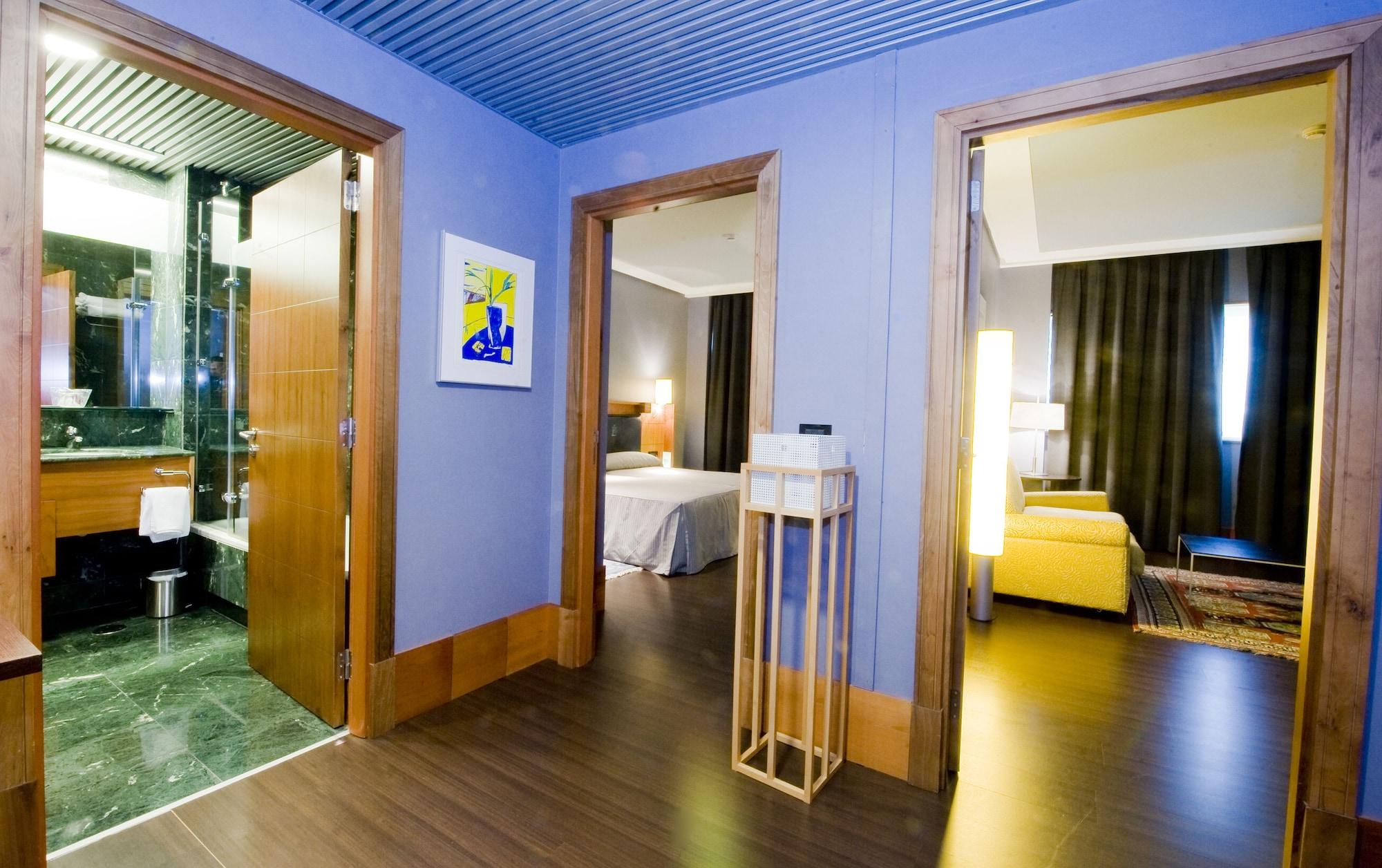 Gran Hotel Lakua Vitoria-Gasteiz Pokój zdjęcie A suite at the Hotel Arts