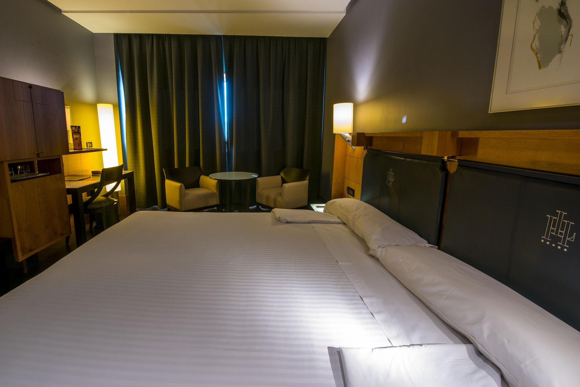 Gran Hotel Lakua Vitoria-Gasteiz Zewnętrze zdjęcie A room at the hotel