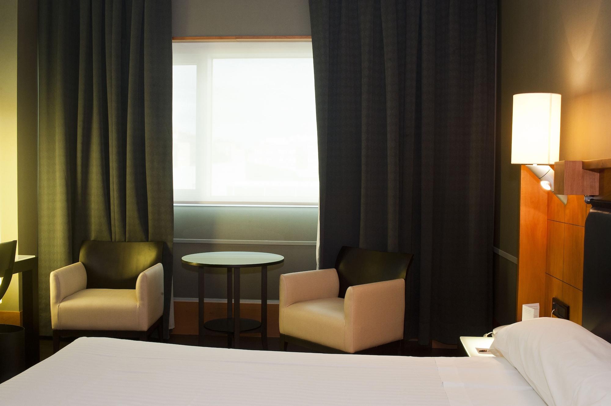 Gran Hotel Lakua Vitoria-Gasteiz Zewnętrze zdjęcie A room at the hotel