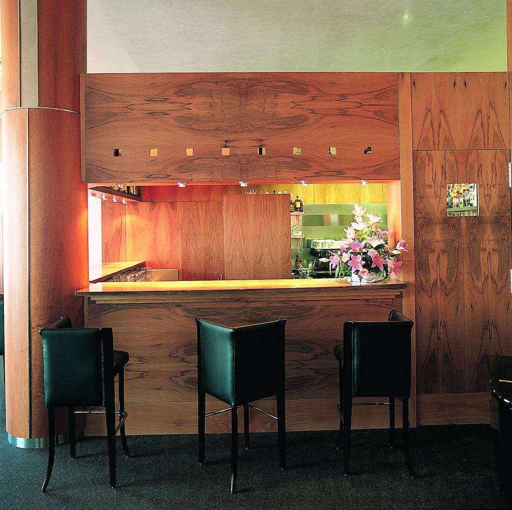 Gran Hotel Lakua Vitoria-Gasteiz Zewnętrze zdjęcie The bar at the restaurant