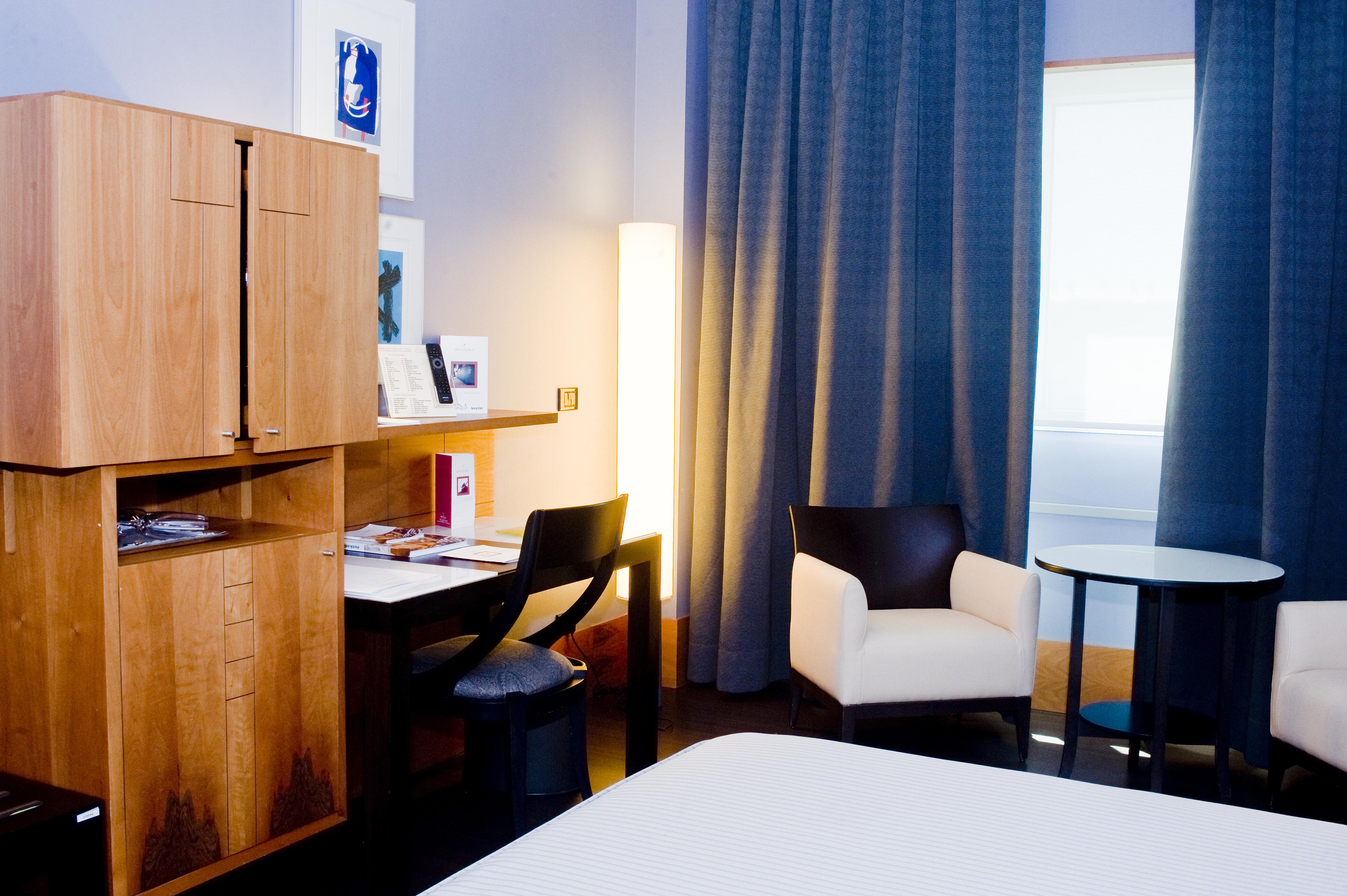 Gran Hotel Lakua Vitoria-Gasteiz Zewnętrze zdjęcie A typical room at the hotel