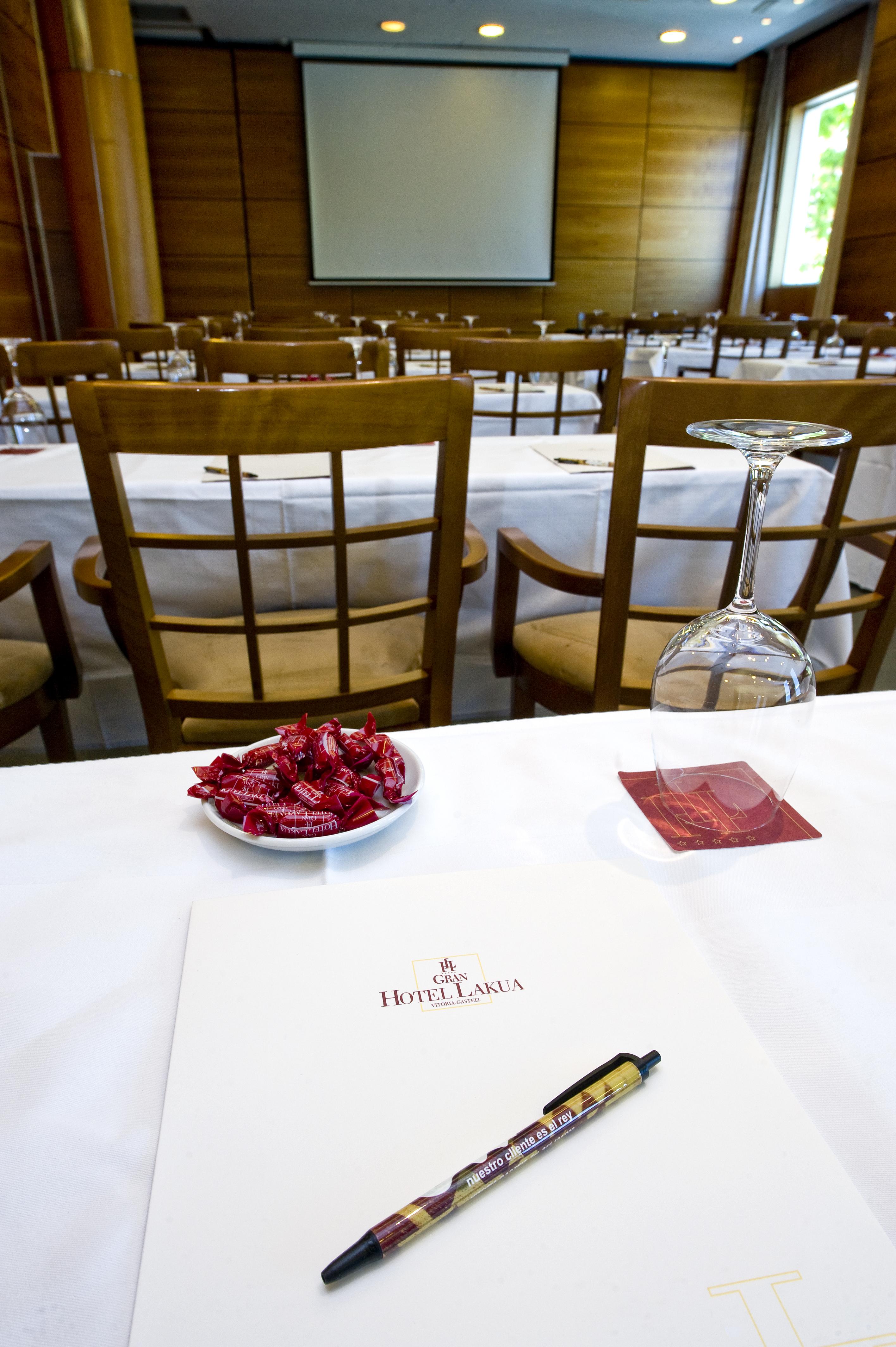 Gran Hotel Lakua Vitoria-Gasteiz Zewnętrze zdjęcie A bowl of rose petals at a wedding