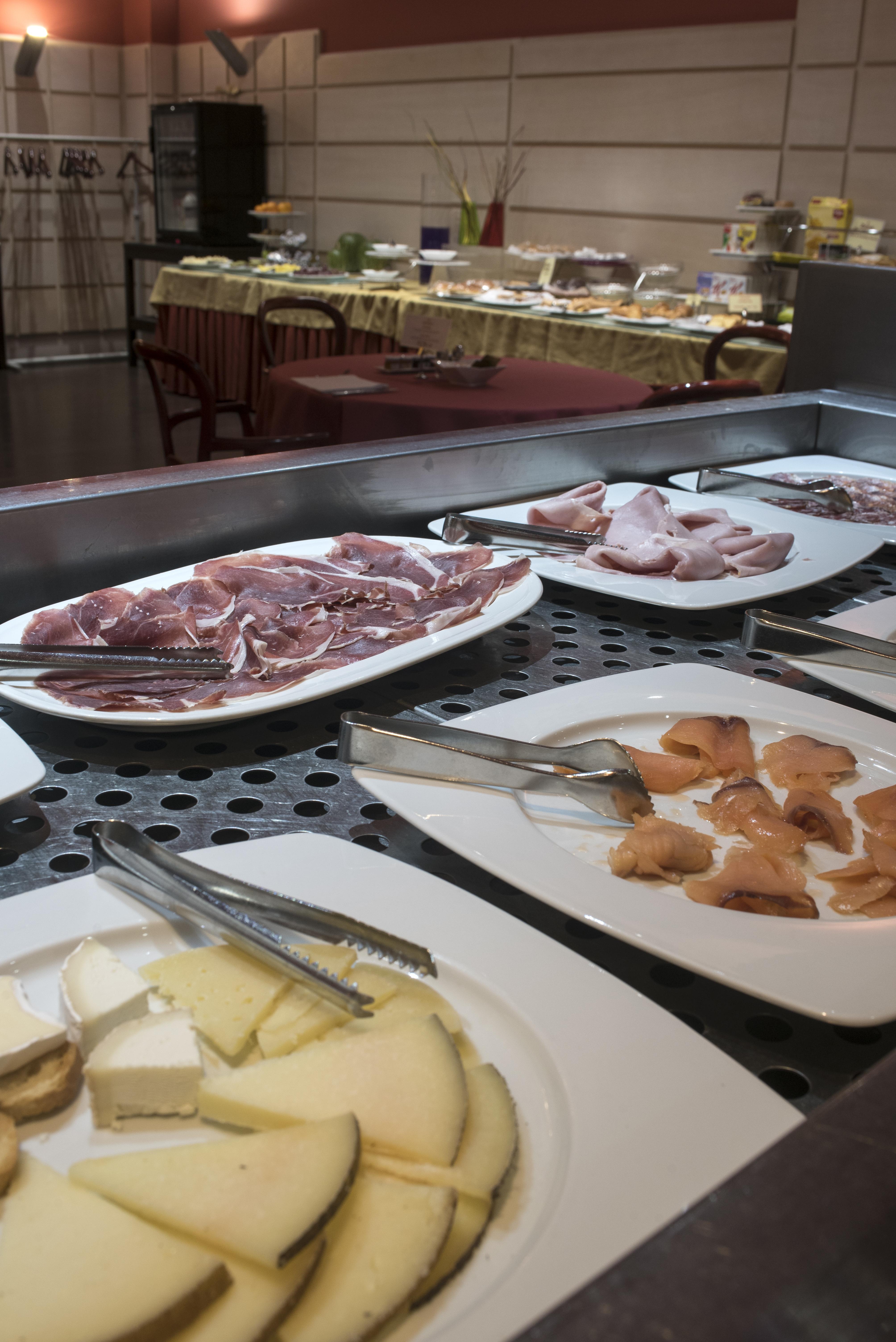 Gran Hotel Lakua Vitoria-Gasteiz Zewnętrze zdjęcie Cold cuts
