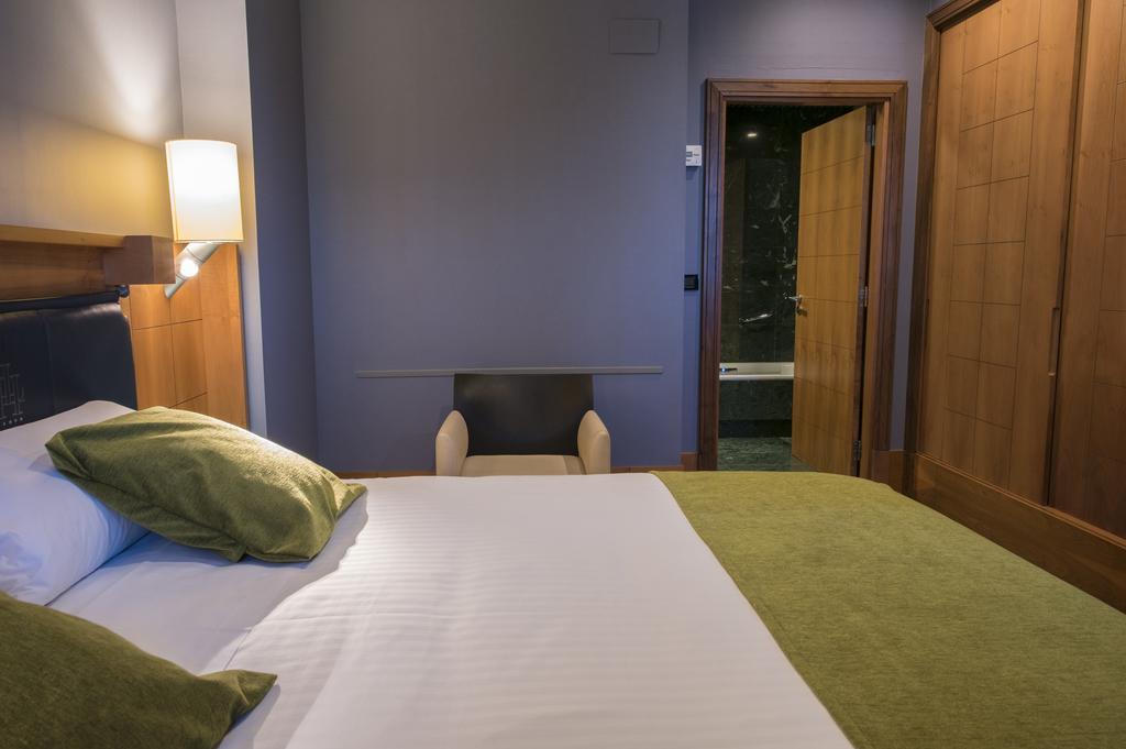 Gran Hotel Lakua Vitoria-Gasteiz Zewnętrze zdjęcie A room at the hotel