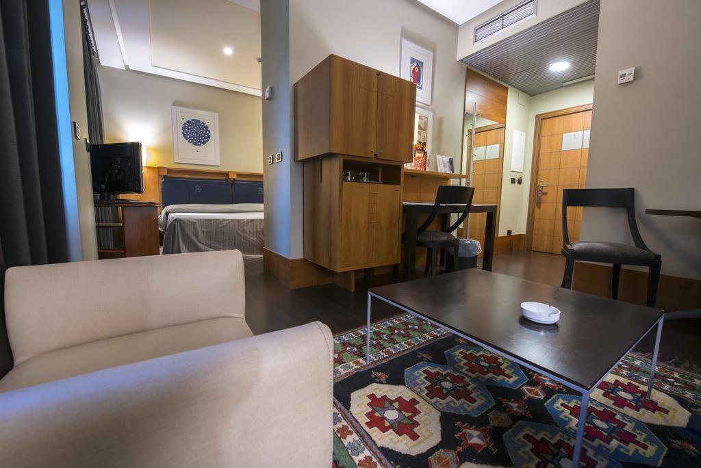 Gran Hotel Lakua Vitoria-Gasteiz Zewnętrze zdjęcie A suite at the hotel
